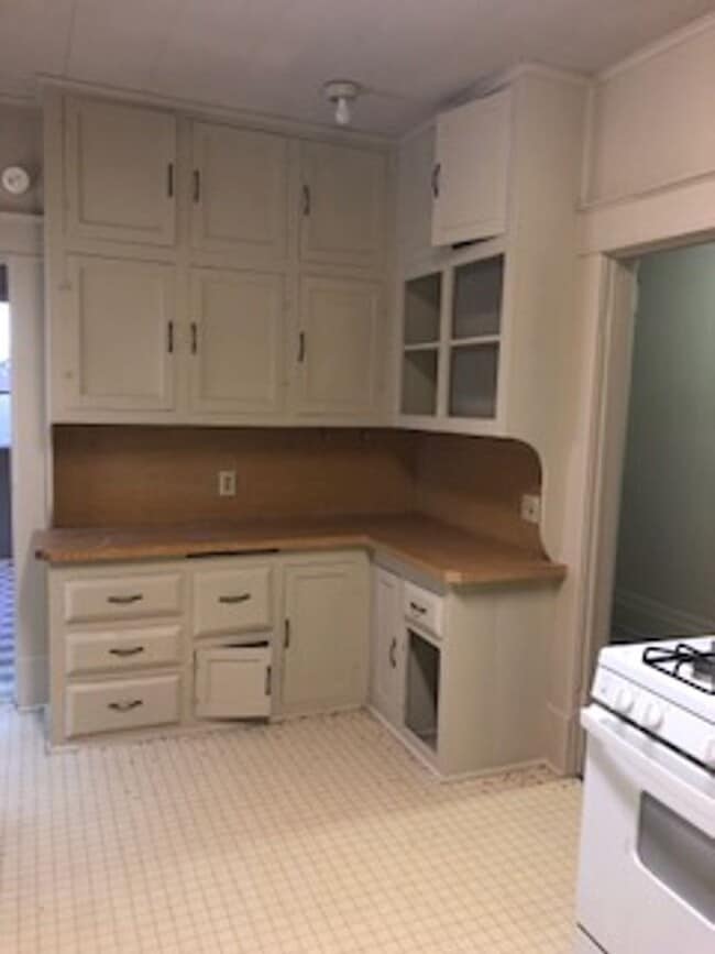 Building Photo - Three Bedroom/1 Bath Home/Spacious Rooms/Enclosed Back Porch