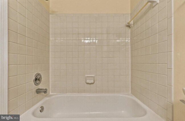 Building Photo - 7937 Valleyfield Dr