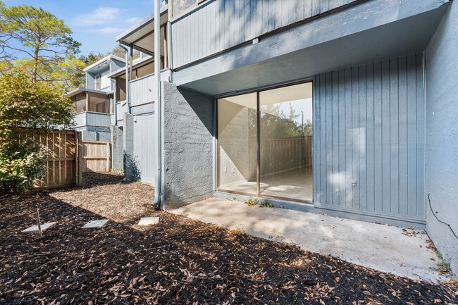 Building Photo - Modern Comfort in Prime Location – 3BR/2 C...