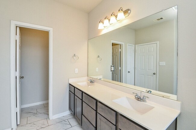 Building Photo - 5443 Grand View Dr