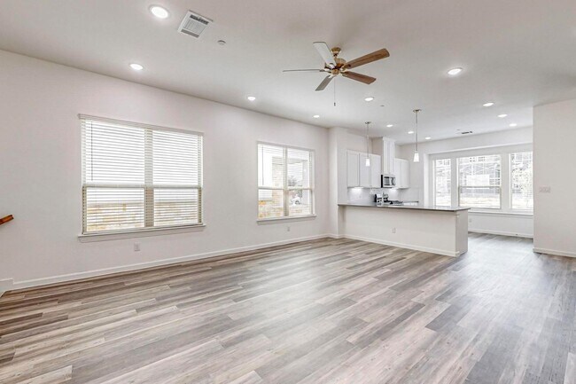 Building Photo - 4 Bed 3 Bath Luxurious Townhome in Frisco!