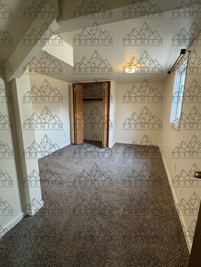 Building Photo - Large 4 Bedroom 2 Bath