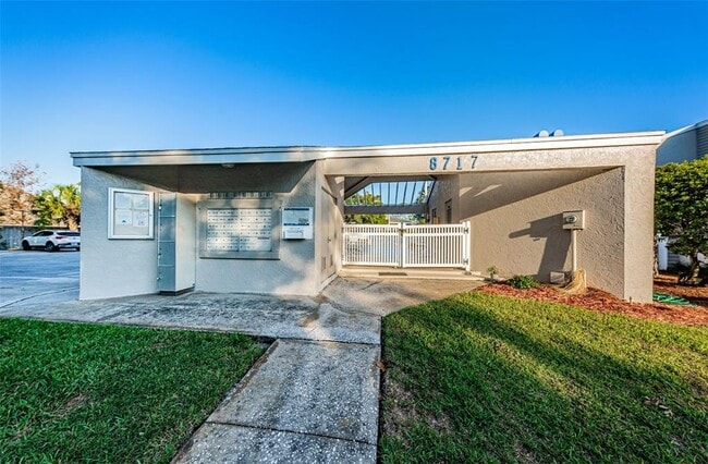 Building Photo - 10626 Longwood Dr