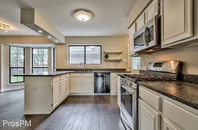 Building Photo - 5 br, 2.5 bath House - 2117 Summit Dr