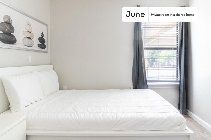 Building Photo - Private bedroom in 3 bed/2 bath Home