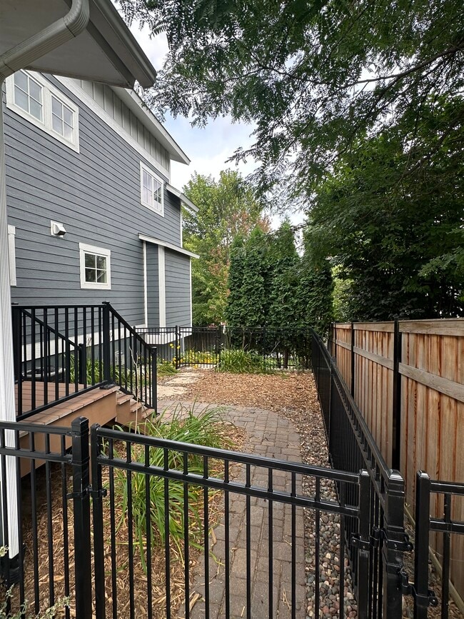 Building Photo - 4015 Wood End Dr