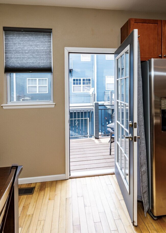 Building Photo - Fully Furnished Downtown 2 Bed, 4 Bath Executive Townhouse