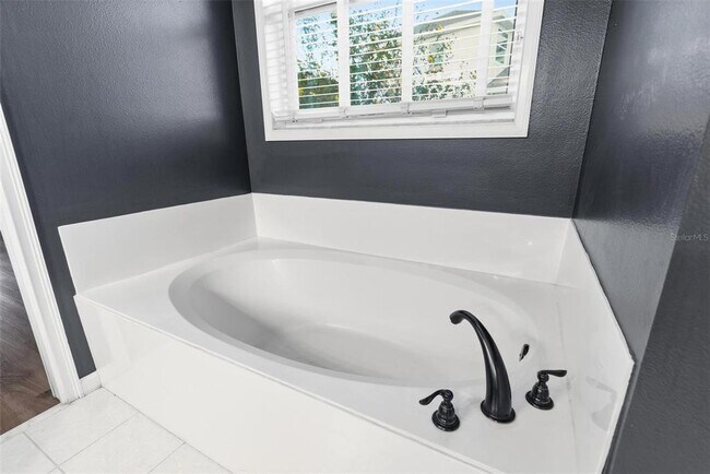 Building Photo - 7 Deerwood St