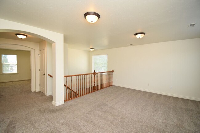 Building Photo - Beautiful 6 Bedroom Home in Riverton!