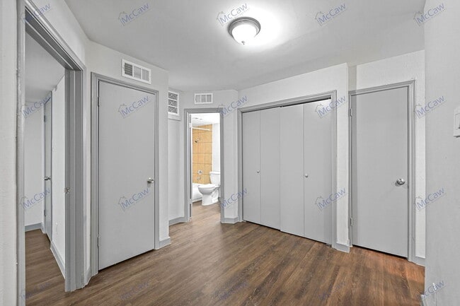 Building Photo - 9520 Royal Ln