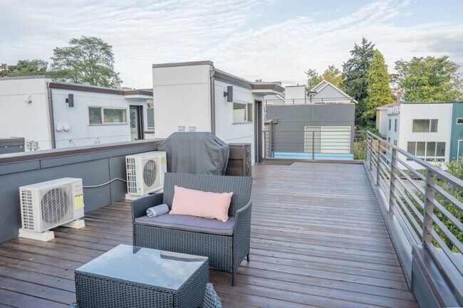 Building Photo - 3Bd/3.25Ba Seattle