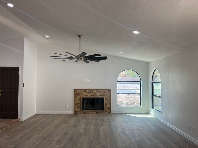 Building Photo - Tempe Home For Rent