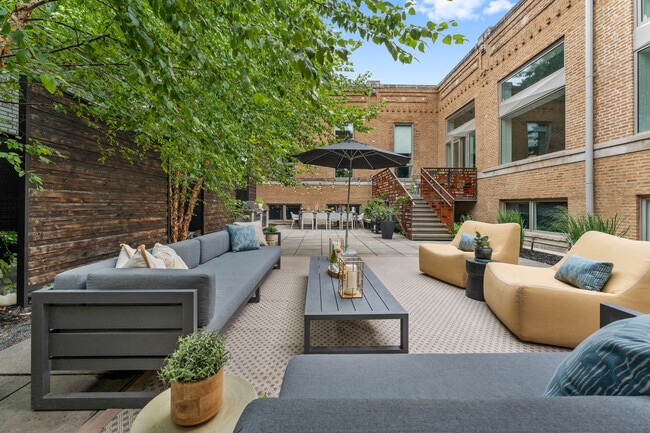 Building Photo - 1019 N Wolcott Ave