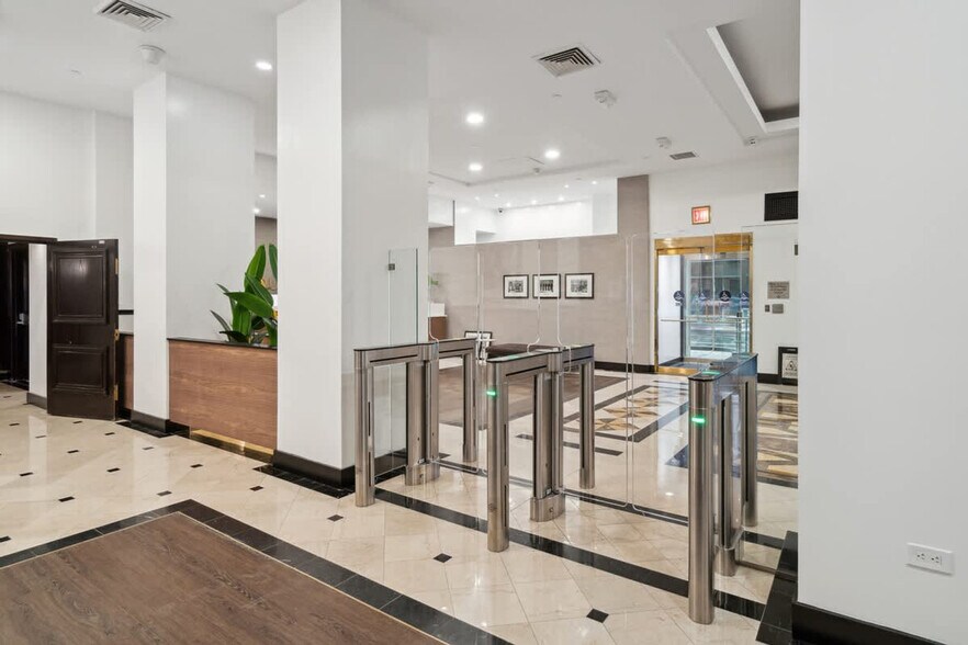 Building Photo - 525-537-537 Lexington Ave