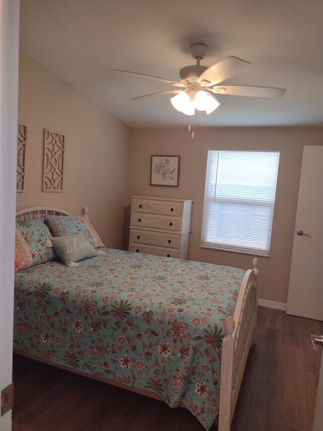 Building Photo - Remodeled Home in the Villages-Move in Ready