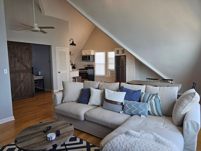 Building Photo - 62 Cosey Beach Ave