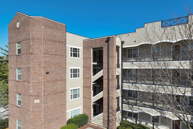 Building Photo - Spacious Germantown Gem!