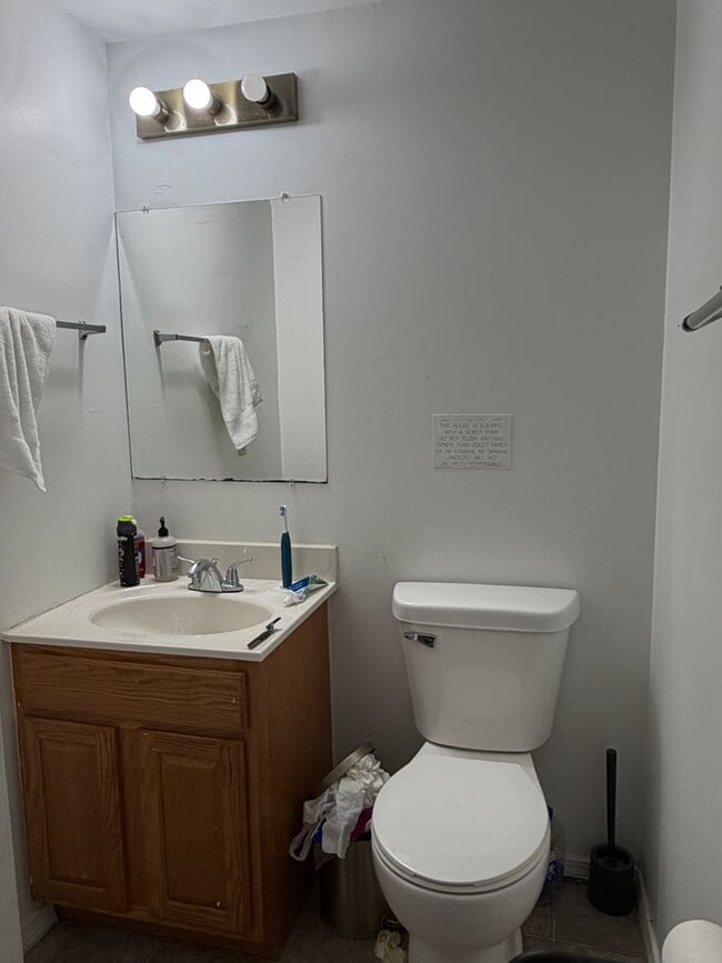 Building Photo - 3 Bed/3.5 Bath House with huge basement!