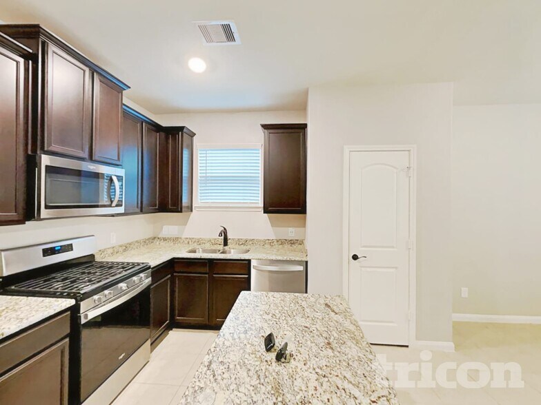 Building Photo - 8888 Oval Glass St