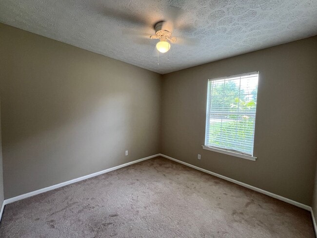 Building Photo - 3 bedroom 2 bath in Goshen Hills