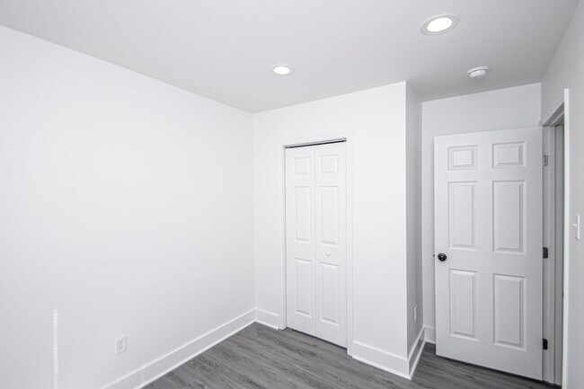 Building Photo - 306 S Schiller St