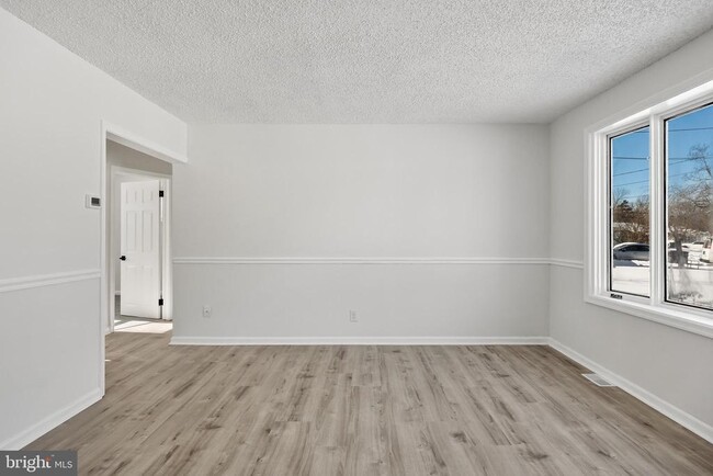 Building Photo - 605 Tait Rd