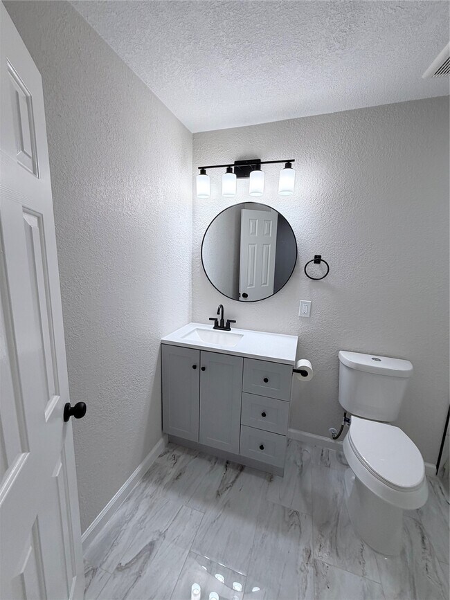 Building Photo - 2915 Creston Dr