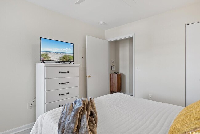 Building Photo - 1204 River Oaks Dr