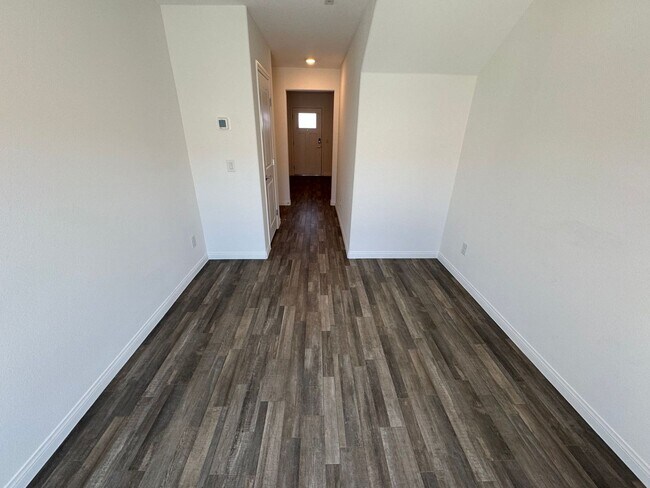 Building Photo - BEAUTIFUL 3 BEDROOM 3 BATH TRI-LEVEL HOME ...