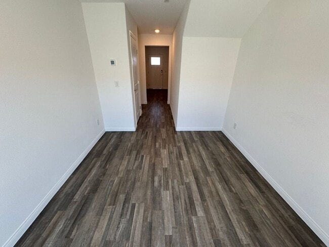 Building Photo - BEAUTIFUL PET FRIENDLY 3 BEDROOM 3 BATH TR...