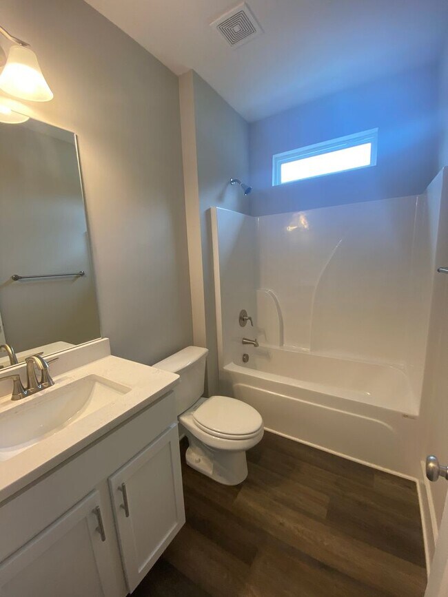 Building Photo - 5 Bed 3 Bath in Stone Mountain!