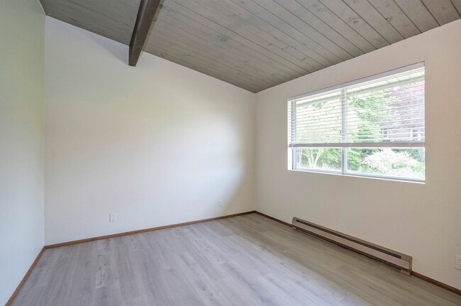 Building Photo - 3-Bed Waterfront Home in Vaughn