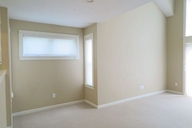 Building Photo - Discover easy living at Forest Heights 2b/2ba Townhome!