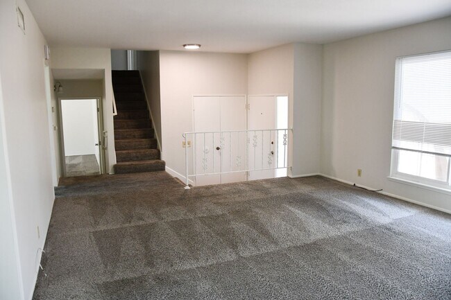 Building Photo - 522 E Collins Ave