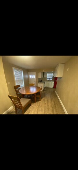 Building Photo - 4 Oak St