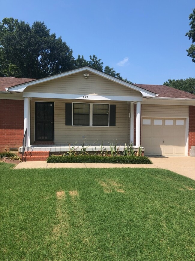 Building Photo - Questions call Peggy Goodman 501 676 1758