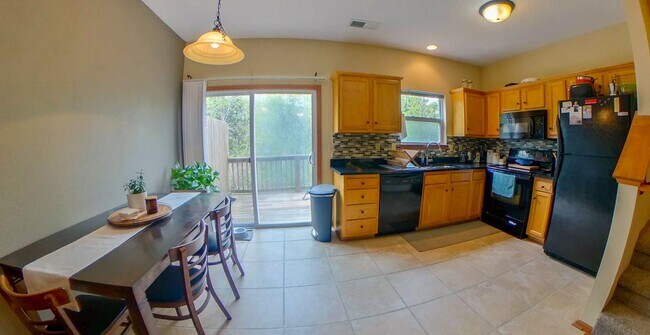 Building Photo - 3D Tour Available - West-Side Townhome + W...