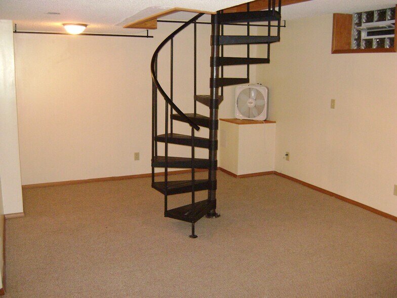 Building Photo - 627 Ontario St SE