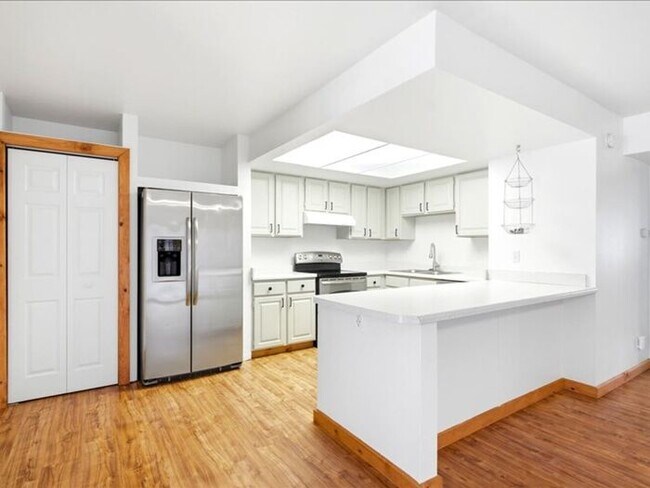 Building Photo - Cottonwood Heights 5 bed 3 bath Twin Home