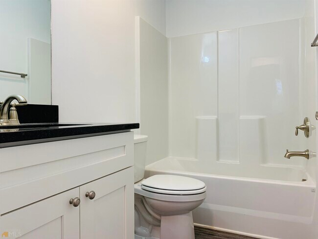 Building Photo - 105 Oak St