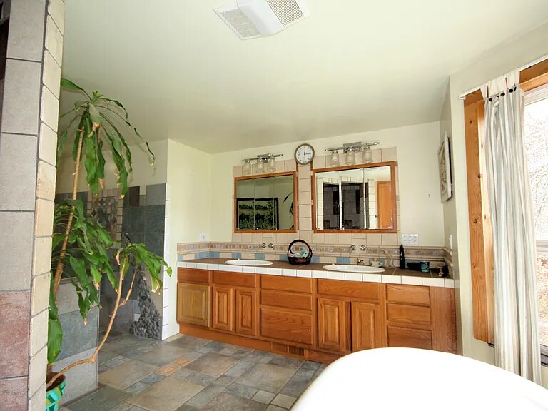 Building Photo - 734 Powell Creek Rd