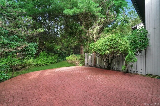 Building Photo - 23 Meadowood Dr