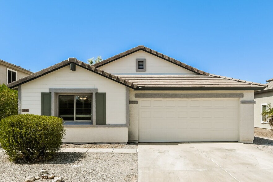 Primary Photo - 2540 W Silver Streak Way