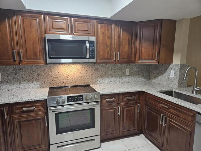 Building Photo - 7910 NW 70th Ct