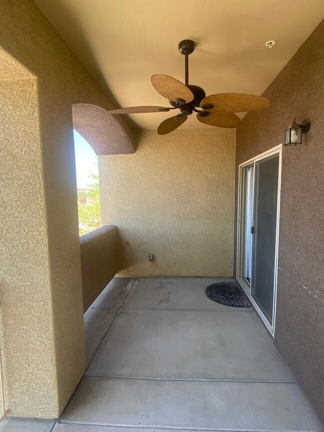 Building Photo - Spacious and Updated 3 Bed/2 Bath Condo w/Garage - Mesa