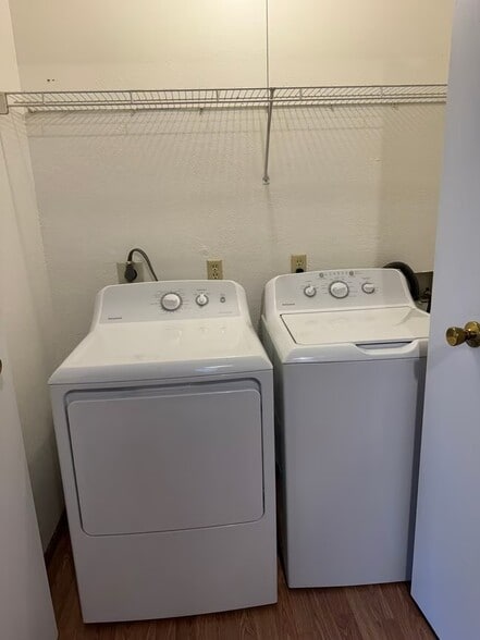 Building Photo - 716 Hilltop Ln