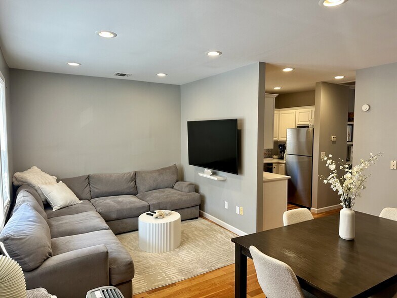 Building Photo - 66 King St