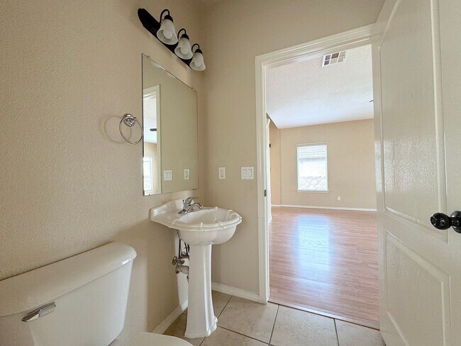 Building Photo - Sandstone Ranch Estates 4Bed/2.5bath Refrig A/C!