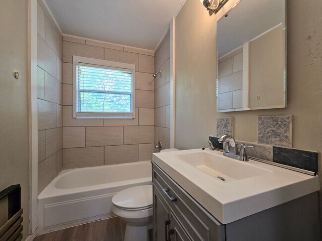 Building Photo - 208 W Anderson Ave