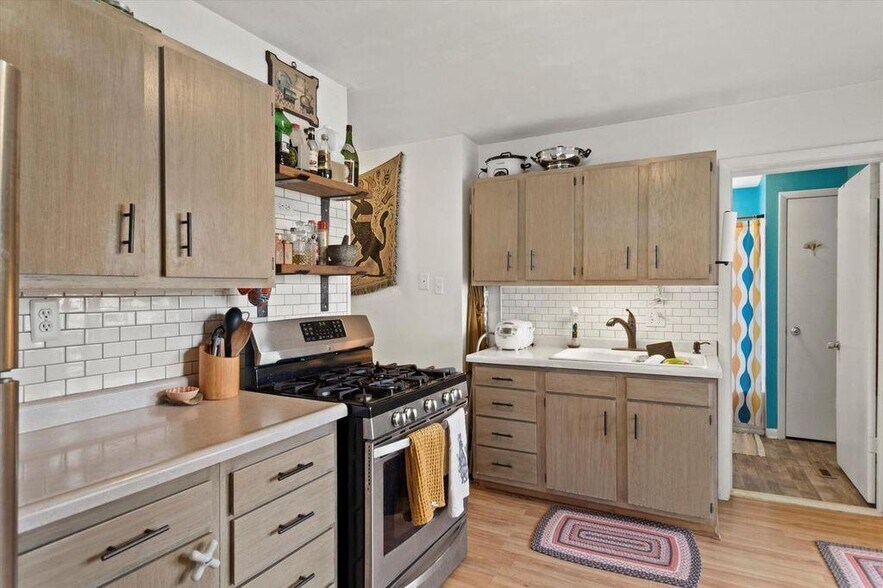 Primary Photo - 2462 S Howell Ave